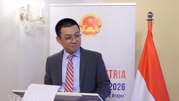 越南驻奥地利大使武黎泰皇在论坛上致开幕词。（图片来源：越通社）