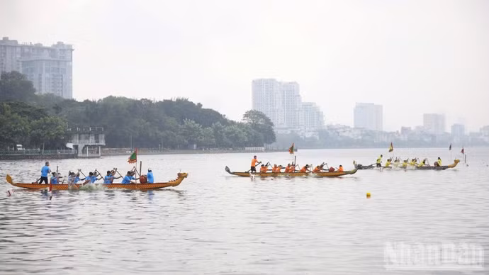 在河内西湖举办的龙舟赛事。（世大 摄）