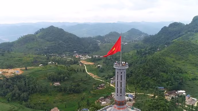 附图：宣光省龙鼓旗台。