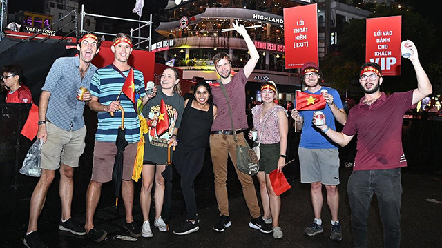 越南各地人民纷纷涌出家门 喜庆U23足球队赢得东运动男足冠军（组图） ảnh 7