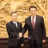 黎明智同志与中共中央政治局委员、重庆市委书记袁家军。（图片来源：越通社）