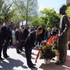 义安省人民委员会常务副主席裴青安与匈越友好协会代向胡志明主席塑像敬献鲜花。（图片来源：越通社）