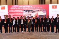 中国援越抗美老战士参加在北京举行的庆祝越中建交75周年招待会。