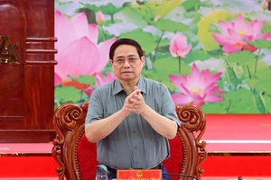 范明正总理主持会议。（图片来源：qdnd.vn）