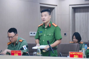 反腐败和经济犯罪调查警察局（C03）副局长武清松中校回答新闻媒体机构记者的提问。（图片来源：tuoitre.vn）