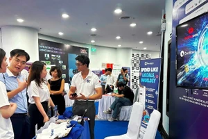 人们在2025年岘港金融科技周了解数字技术产品。