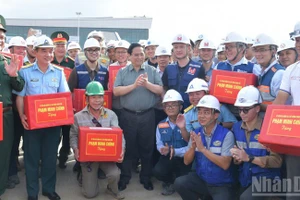 范明正总理向隆城机场施工单位赠送纪念品。