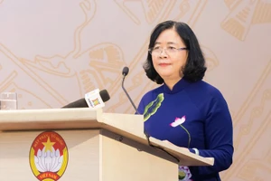 越南祖国阵线中央委员会主席裴氏明怀发表讲话。