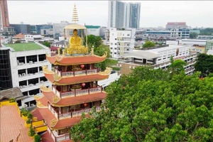 佛迹寺坐落于赛色塔县，其七层佛塔尤为引人注目，每一层都安置一尊安坐于莲台上的佛像，营造出宁静祥和的氛围。（图片来源：越通社）
