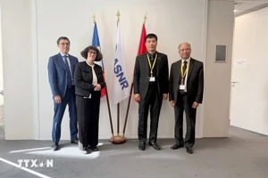 越南建设部副部长范明河、越南驻法国大使丁全胜和ASNR领导代表。（图片来源：越通社）