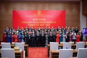 国会主席陈青敏和各位代表合影。（图片来源：quochoi.vn）