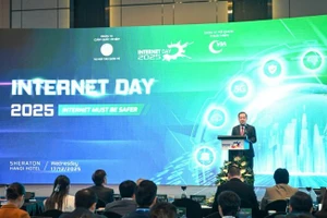 越南科技部副部长范德龙在活动上发表讲话。