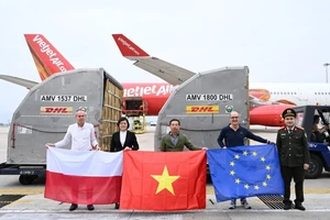 堤坝管理与防灾局12月28日收到波兰救援物资。（图片来源：越通社）