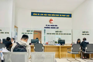 附图：河内市黄烈坊政府为人民提供服务。