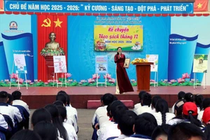 在河静省仙田乡成美初级中学举行的课外活动——朗读《金云翘传》。