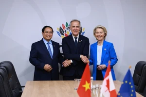 范明正总理和加拿大总理卡尼、欧盟主席乌尔苏拉·冯德莱恩。图片来源：baochinhphu.vn）