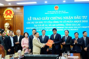 投资许可证授予仪式。（图片来源：越通社）