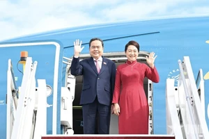 越南国会主席陈青敏和夫人抵达马来西亚首都吉隆坡。（图片来源：qdnd.vn）