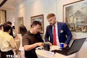 越南与波兰企业在论坛上交流。（图片来源：越通社）