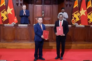 越共中央总书记、国家主席苏林与斯里兰卡总统阿努拉·库马拉·迪萨纳亚克共同出席两国各部委间合作文件的交换仪式。