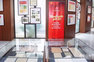 在抗美保卫祖国的抗战岁月里，响应祖国神圣的号召，成千上万来自北方的干部、知识分子和艺术家，以及已经迁往北方的南方干部，暂时放下家庭事务和个人情感，舍弃自己最珍爱的一切，南下参战。
