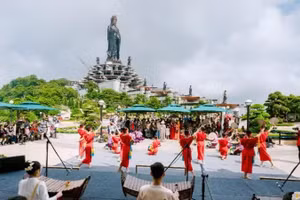 南方解放日和国际劳动节假期期间，黑婆山国家旅游区接待大量游客。