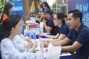 众多企业和学生参加2026年技术展览与招聘日活动。（图片来源：congly.vn）