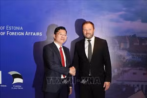 胡志明市人民委员会副主席黄原营和爱沙尼亚外交部长马古斯·查赫克纳。（图片来源：越通社）