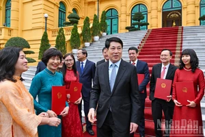 国家主席梁强和新任驻外大使。