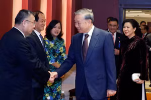 越共中央总书记、越南国家主席苏林和夫人会见越中友好人士、将领、专家家属。