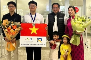 陈顺孝（左二）荣获美国芝加哥大学价值约120亿越盾的全额奖学金。