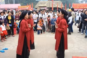 春曲交流活动帮助学生了解这一人类非物质文化遗产。（图片来源：越通社）