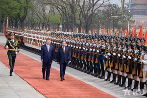 习近平总书记、国家主席与苏林总书记、国家主席检阅中国人民解放军仪仗队。（图片来源：qdnd.vn）