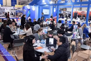 越南与泰国企业在2026年泰国商品周期间对接沟通。（图片来源：越通社）