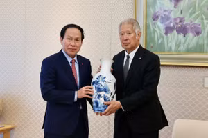 黎进珠副总理向越友好议员联盟特别顾问武部勤赠送礼物。（图片来源：baochinhphu.vn）