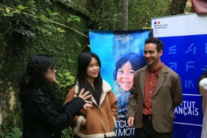 法国驻越南大使馆代表向学生们介绍电影节。