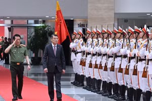 黎明兴总理检阅仪仗队。