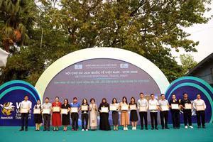 组委会向参展单位代表颁发纪念章和证书。（图片来源：baovanhoa.vn）