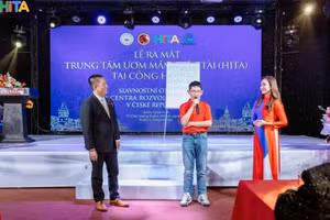 各位代表在培育贤才中心揭牌仪式上交流。（图片来源：越通社）