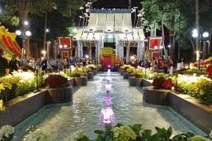 题为“春之汇聚—稳步奋进”的胡志明市第46届迎春花展2月12日晚正式开展。