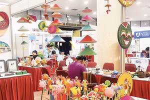 越南文化艺术展览中心展出了传统手工艺品。