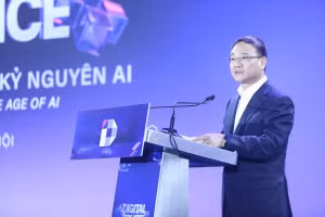 公安部副部长范世松上将发表讲话。