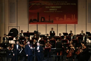 越中两国著名艺术家参加演出。