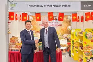 何黄海大使欢迎波兰华沙PTAK国际展览中心董事会主席托马什·希普瓦参观越南驻波兰大使馆的展位。（图片来源：越南驻波兰大使馆）
