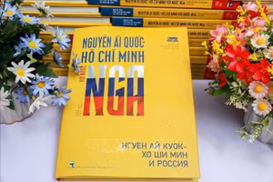 《阮爱国-胡志明与俄罗斯》越俄双语画册。（图片来源：越通社）