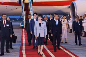 日本首相高市早苗抵达河内内排机场 开始对越南进行正式访问。