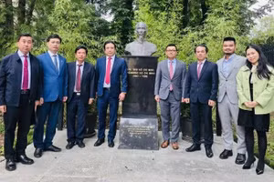 顺化市工作代表团与越南驻奥地利大使馆干部人员合影。