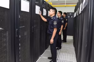 海关官员操作自动化清关系统。