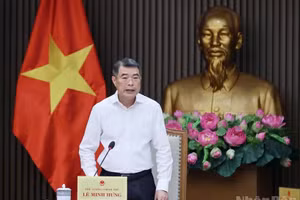 黎明兴总理主持会议。