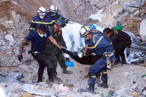 越南救援队全力在废墟下搜寻遇难者。（图片来源：vietnamnet.vn）